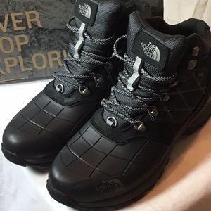 The North Face, men’s Snowsquall mid Hiking Boots.